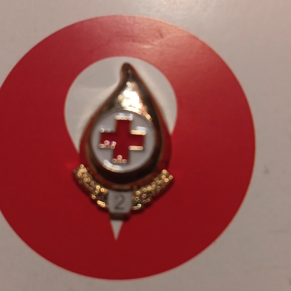 NWT Red Cross Blood Drop Pin Vintage & Gold Tone - Picture 2 of 2